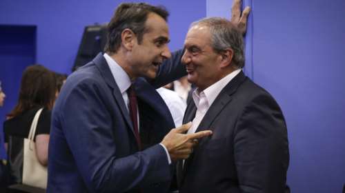 Συνάντηση Κυριάκου Μητσοτάκη με τον Κώστα Καραμανλή στη Βουλή