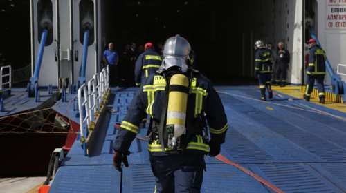 Φωτιά σε πλοίο στον Μόλο Δραπετσώνας