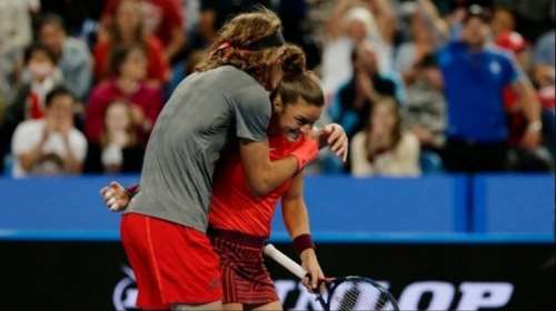 Σάκκαρη: «Τιμή μου να είμαι σε βίντεο στο κανάλι You Tube του Τσιτσιπά»