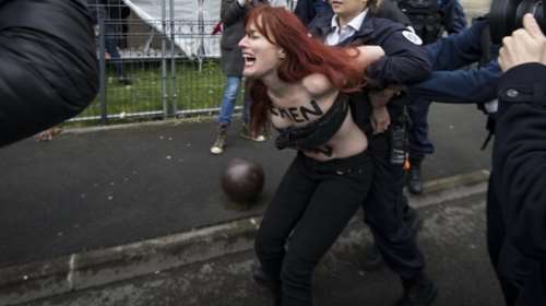 Εκδήλωση των Femen στο Παρίσι: «Σταματήστε τις γυναικοκτονίες!»-ΦΩΤΟ
