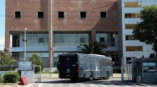 Απόδραση Μεταγωγών: Εδεσαν και έκλεισαν στο κελί τους αστυνομικούς