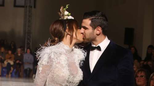 Ελένη Χατζίδου: Παντρεύτηκε με φουσκωμένη κοιλιά και ροζ μίνι φόρεμα [φωτο]