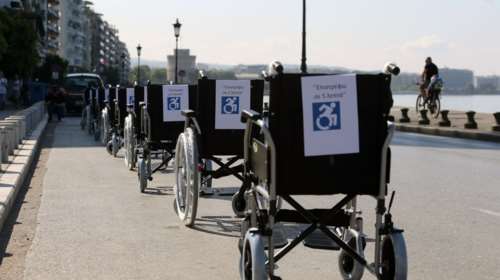 Διαμαρτυρία με αμαξίδια στη Θεσσαλονίκη: «Επιστρέφω σε 5 λεπτά»