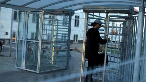 Μεθυσμένος κρατούμενος έκλεψε φορτηγό για να φτάσει εγκαιρως στη φυλακή