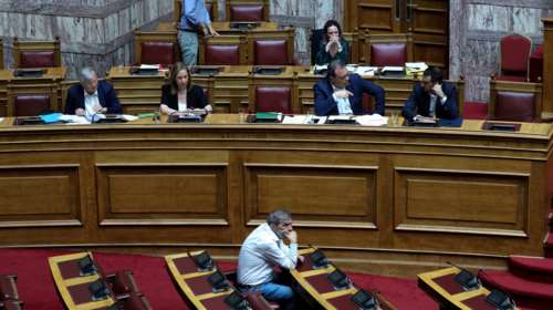 Ελιγμός Φάμελλου στη γκρίνια βουλευτών του ΣΥΡΙΖΑ για απόρριψη τροπολογιών