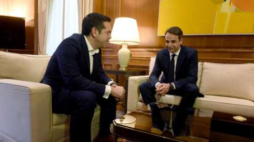 Τσίπρας-Μητσοτάκης: Ο φόβος του «αυτογκόλ» πάνω από την κάλπη