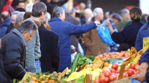 Γυναίκα με συνεργό έκλεβαν πορτοφόλια σε λαϊκές αγορές