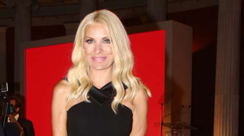 Έτσι είναι η Μενεγάκη λίγο πριν τα 50 με μαγιό &amp; χωρίς ρετούς