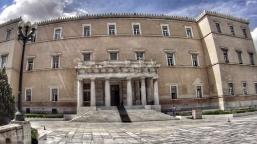 Ο «βομβιστής με το κριθαράκι» πέταξε γκαζάκι στη Βουλή