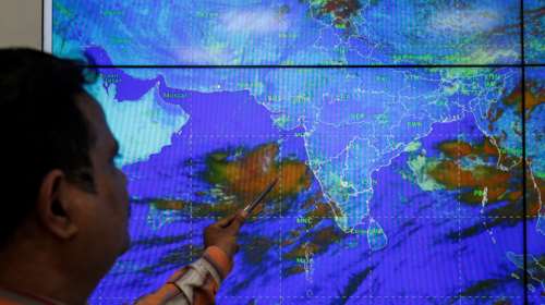 Iνδία: Nεκροί από καύσωνα ενώ ανατολικά ετοιμάζονται για κυκλώνα