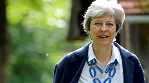 Η Μέι θα παραμείνει βουλευτής αφού παραιτηθεί από πρωθυπουργός