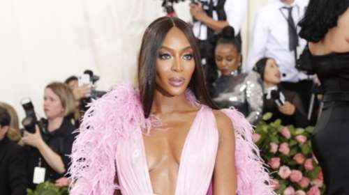 Η Ναόμι φέρνει το καλοκαίρι στη Vogue, γυμνή στην έρημο της Κένυα