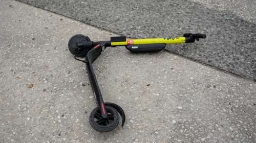 Σύγκρουση μοτοσικλέτας με πατίνι - Τραυματίες δύο νεαροί