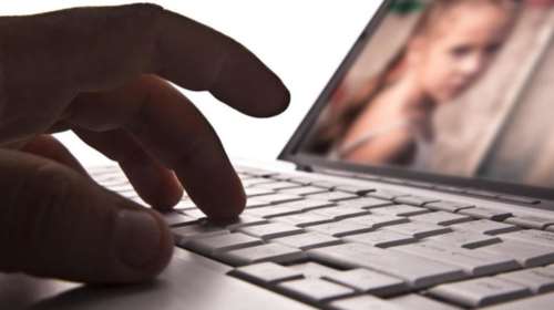 Φωτογράφιζε γυμνή την 5χρονη αδελφή της - τα πουλούσε μέσω Dark Web