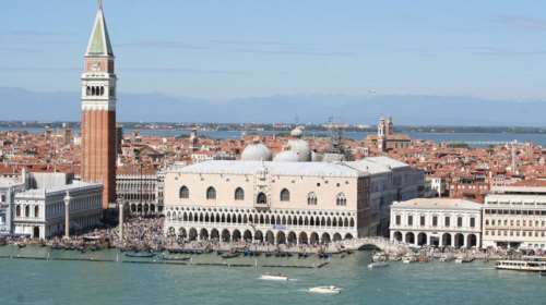 Η χορογραφία της κόκκινης Ρεγκάτας στη Βενετία