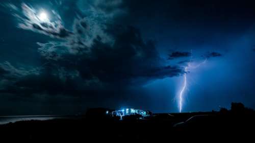 Έπεσαν 96.200 κεραυνοί στην Ελλάδα μέσα σε 12 ημέρες