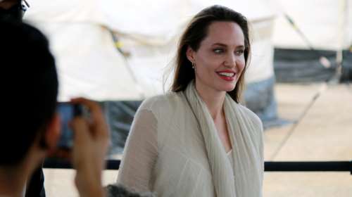 Η Τζολί είναι επίσημα δημοσιογράφος! Η συνεργασία με το Time