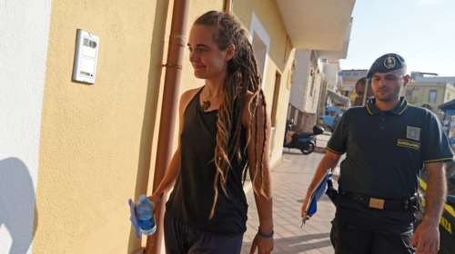 Καρόλα Ρακέτε: Η πλοίαρχος σύμβολο κατά της αντιμεταναστευτικής ακροδεξιάς