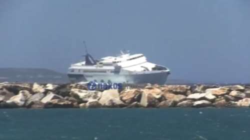 Το Paros Jet «δαμάζει» τα κύματα στο λιμάνι της Νάξου