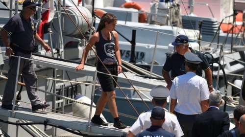 Αντιδράσεις για τη σύλληψη της πλοιάρχου του Sea Watch 3 στη Λαμπεντούζα