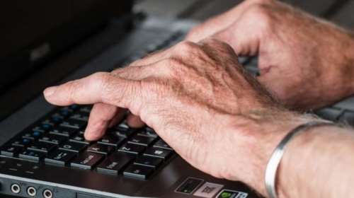 Σύλληψη 73χρονου για παιδική πορνογραφία στην Καλαμάτα