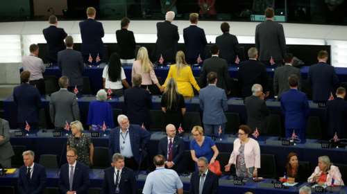 Υποκρισία ευρωβουλευτών του Brexit: Γύρισαν την πλάτη στον ύμνο της ΕΕ