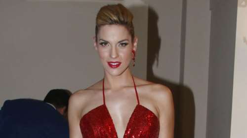 Μαντώ Γαστεράτου: Ποζάρει με μαγιό και δείχνει τη φουσκωμένη κοιλιά της