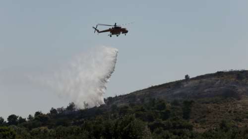 Υπό έλεγχο η φωτιά στα Σπάτα, κοντά σε εμπορικό κέντρο