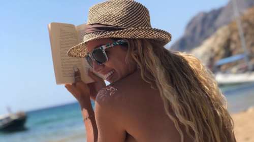 Η Σπυροπούλου τολμάει πρώτη: χωρίς ρετούς &amp; φίλτρα δείχνει όλο το κορμί της