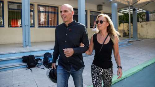 Βαρουφάκης: Συγχαρητήρια σε όσους σηκώνονται από τον καναπέ