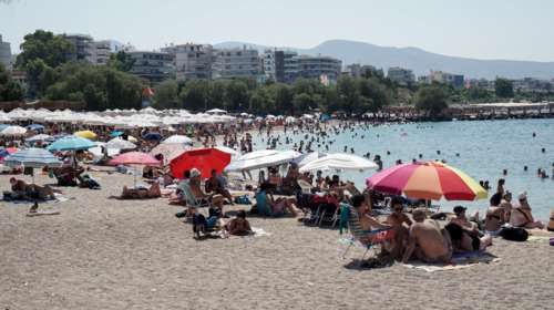 Στην παραλία οι Αθηναίοι πριν, μετά ή χωρίς... κάλπη