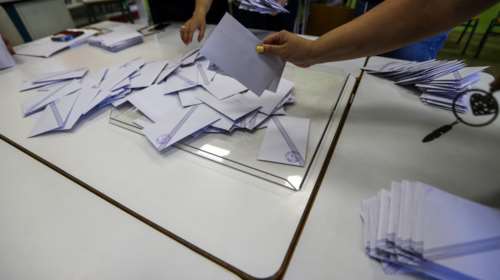 Γνωστά ονόματα εκτός Βουλής: Πρώην υπουργοί και στελέχη