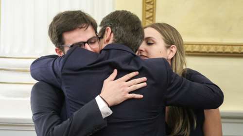 Η αγκαλιά του νέου πρωθυπουργού με την οικογένειά του στην ορκομωσία