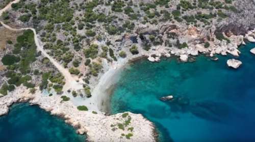 Η κρυφή παραλία της Σαλαμίνας που σε ταξιδεύει στο Αιγαίο. Video drone