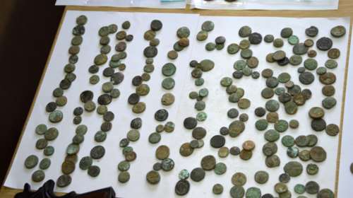 Συνελήφθη με 1.055 αρχαία νομίσματα κρυμμένα σε μπουκαλάκια νερού