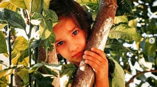 Ποια γνωστή νεαρή ελληνίδα ηθοποιός είναι το κορίτσι στη φωτογραφία;