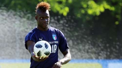 Δίωξη στον Μπαλοτέλι για... βουτιά στη θάλασσα με βέσπα!