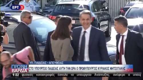 «Εγγλέζος» ο Μητσοτάκης: Όταν λέμε 9:00 εννοούμε 9:00