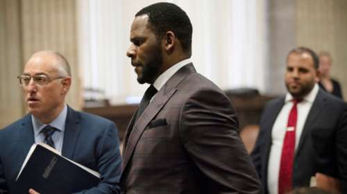 Συνελήφθη ο σταρ του RnB Kelly για παιδική πορνογραφία