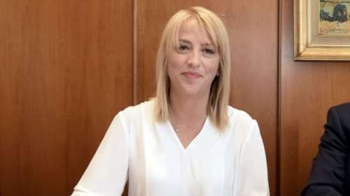 Στον ανακριτή για τις φονικές πλημμύρες στη Μάνδρα η Ρένα Δούρου