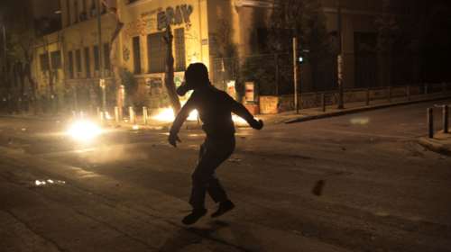 Επίθεση με μολότοφ στα ΜΑΤ κοντά στο Πολυτεχνείο