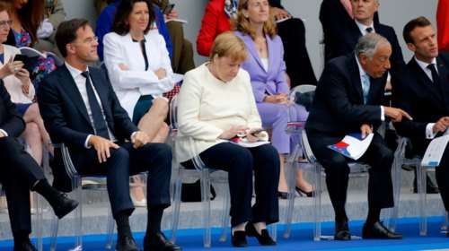 Λαχανιασμένη η Μέρκελ μπροστά στις κάμερες στο Παρίσι