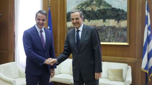 Συνάντηση μισής ώρας μεταξύ Μητσοτάκη-Σαμαρά στη Βουλή