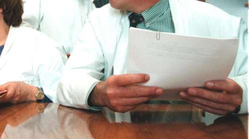 Συλλήψεις γιατρών για πλαστές γνωματεύσεις σε αιτούντες άσυλο στη Σάμο