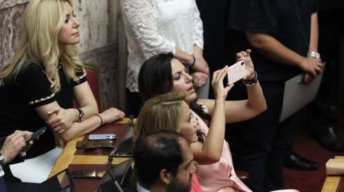 Μάχη για την καλύτερη selfie:Πήραν φωτιά τα κινητά βουλευτών αλλά &amp; παπάδων
