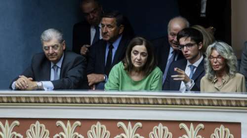 Η αδελφή του Μητσοτάκη, ο γιος του και η πεθερά του στα θεωρεία της Βουλής