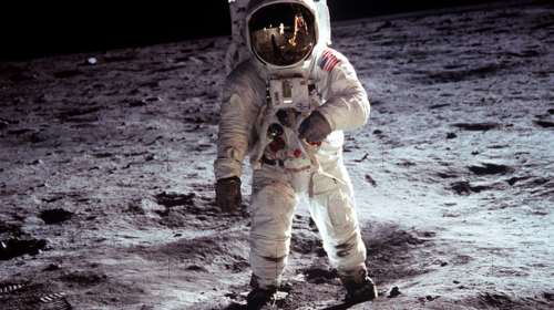 Η NASA τιμά τον ιστορικό περίπατο και ετοιμάζει την «επιστροφή»