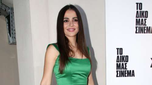 Αγγελική Δαλιάνη: Ποζάρει στην πισίνα με τα παιδιά της φορώντας ασορτί μαγιό - Η ομοιότητα με την κόρη της