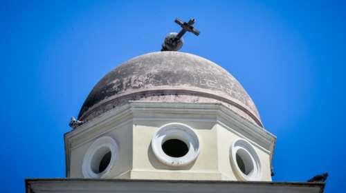 Έπεσε ο σταυρός της Αγίας Ειρήνης στην Αιόλου από τον σεισμό