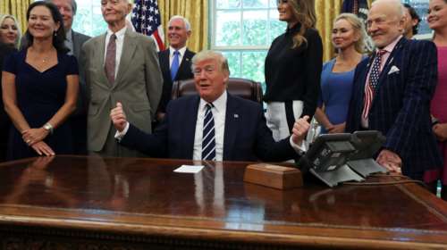 Οι πρώτοι αστροναύτες που πάτησαν στη Σελήνη στον Λευκό Οίκο